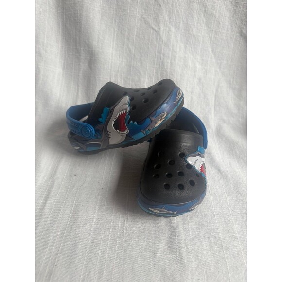 Crocs little kid size c 6 blue light up shark shoes - Picture 1 of 6